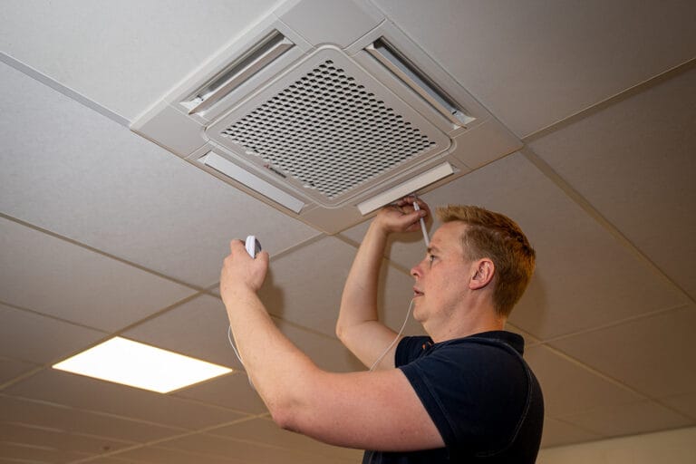 Maas VanDommelen warmtepomp en airco onderhoud reparatie op hoogte